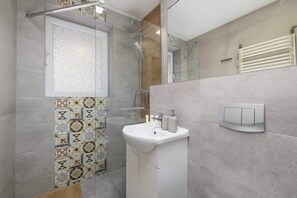 Regadera y secadora de cabello 