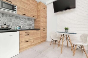 Fridge, microwave, stovetop, cookware/dishes/utensils