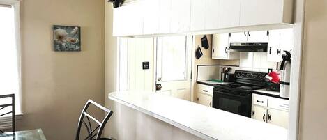 Een koelkast, een microgolfoven, een oven, een kookplaat