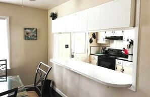 Fridge, microwave, oven, stovetop - 2Bd Townhome w No Extra Fees+Office Space+FULL Kitchen+Digital TV+Bean Chair+WD (Atlanta)