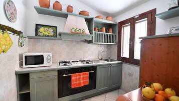 Kühlschrank, Ofen, Herdplatte, Kochgeschirr/Geschirr/Besteck