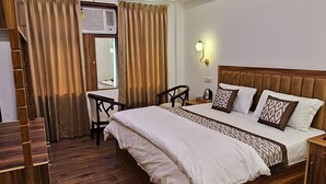 Een slaapkamer met een houten bed, een bureau en een stoel.