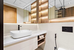 Shower, hair dryer, towels - Chic Studio in Arjan with pool game room and gym (Dubai)