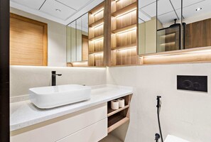 Shower, hair dryer, towels - Lux studio in Arjan with pool and full amenities (Dubai)
