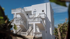 A white building with multiple balconies and a staircase. - Hotel Horizon Ksamil (Ksamil)