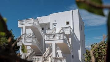 Fachada de la propiedad por la tarde o noche