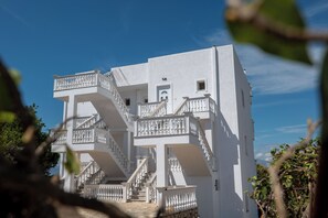 Fachada da propriedade à noite