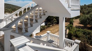 A white staircase with balustrades leading to an upper level. - Hotel Horizon Ksamil (Ksamil)