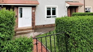 A row of terraced houses with white-framed windows and a brick facade. - Caldercruix House - Airdrie (Airdrie)