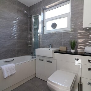 A modern bathroom with a bathtub, shower, and toilet. - Dumbreck House - Glasgow (Glasgow)