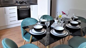 Une cuisine moderne avec un coin repas.