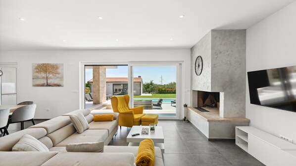 TV, fireplace