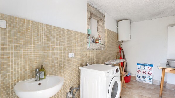 Shower, hair dryer, towels - Villa Cartolina by Villas Guide (Bijele Zemlje)