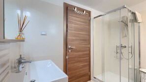 Shower, hair dryer, towels - Villa Cartolina by Villas Guide (Bijele Zemlje)