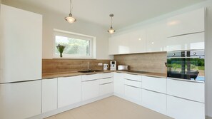 Kjøleskap, mikrobølgeovn, ovn og oppvaskmaskin