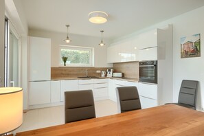 Een koelkast, een microgolfoven, een oven, een vaatwasser