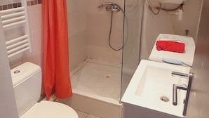 Douche, sèche-cheveux, serviettes fournies, savon