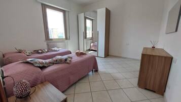 3 camere, una scrivania, culla da viaggio, lenzuola