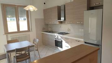 KĂŒhlschrank, Mikrowelle, Ofen, Herdplatte