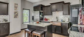 Ross & Ashley's Retreat (117 Marion St, #1)