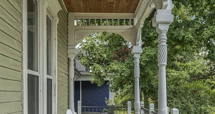 Ross & Ashley's Retreat (117 Marion St, #1)