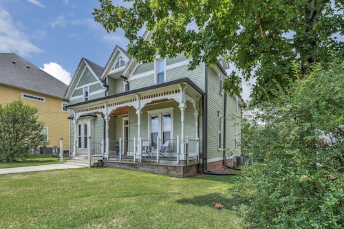 Ross & Ashley's Retreat (117 Marion St, #1)
