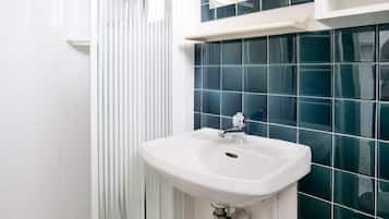 Een douche, een haardroger, handdoeken