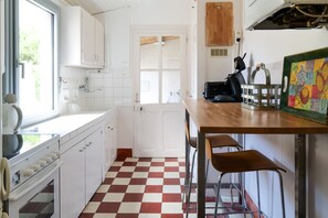 Frigorífico, microondas, horno y placa de cocina