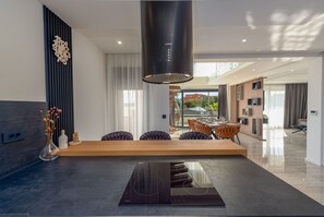 Micro-ondes, lave-vaisselle, cafetière/bouilloire, chaise haute