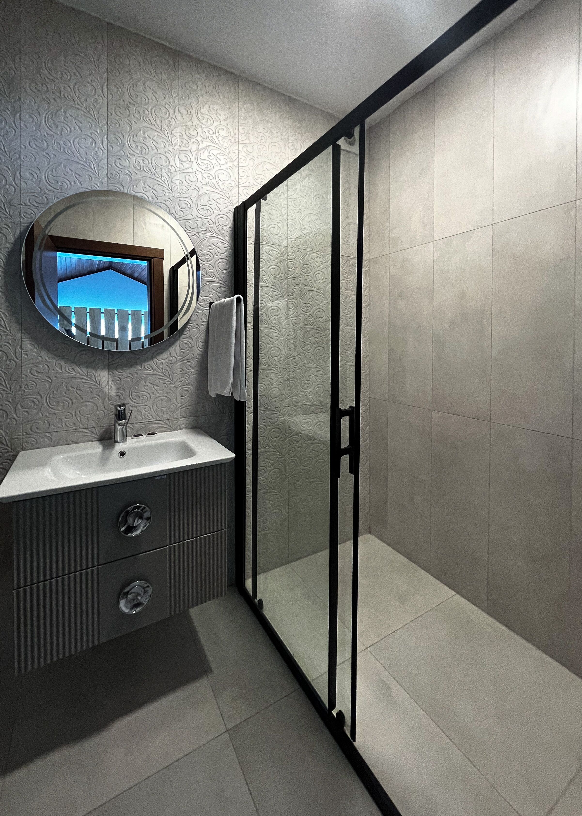 Deluxe-Zimmer | Badezimmer | Kostenlose Toilettenartikel, Haartrockner, Hausschuhe