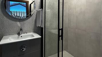 Deluxe Room | Bathroom | Free toiletries, hair dryer, slippers, heated floors