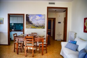 Apartment, Lake View | Living area | 35-inch TV with digital channels - Ca' Maria Narciso by Wonderful Italy (Bellagio)