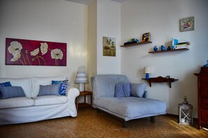 Apartment, Lake View | Living area | 35-inch TV with digital channels - Ca' Maria Narciso by Wonderful Italy (Bellagio)