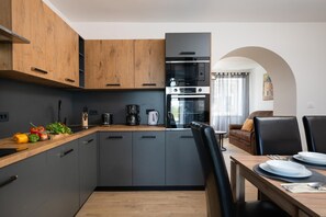 Frigorifero, microonde, forno, piano cottura