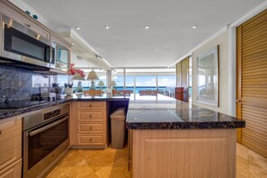 Kühlschrank, Mikrowelle, Ofen, Geschirrspüler