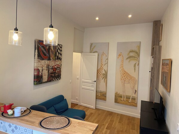 Smart TV - 2-room apartment 42m2 in the 8th arrondissement near Parc Monceau (Paris)