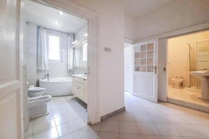 Séchoir à cheveux, bidet, serviettes fournies, savon