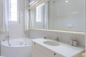 Hair dryer, bidet, towels, soap - Elegant and Spacious Apartment Near Via Veneto  (Roma)