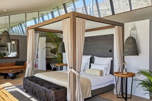 Deluxe Suite, City View | Peti besi dalam bilik, meja, ruang kerja komputer riba 
