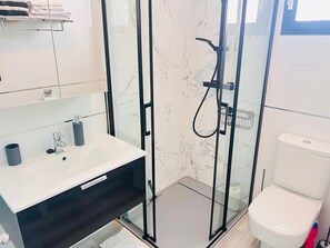 Ducha, secador de pelo y toallas