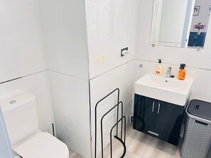 Dusche, Haartrockner, Handtücher