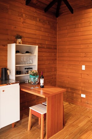 Honeymoon Cabin, Mountain View | Living area | 32-inch Smart TV with cable channels, Netflix, pay movies - Tilli's Haus Praia & Campo (Florianópolis)