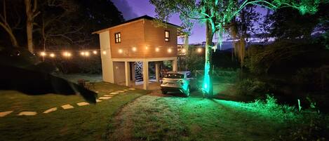 Fachada da propriedade à noite