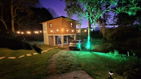 Fachada de la propiedad por la tarde o noche