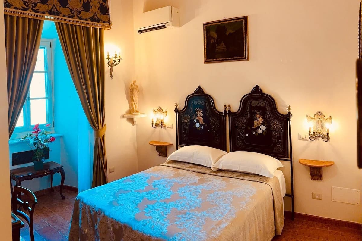 Chambre Double Luxe, vue cour intérieure | Coffres-forts dans les chambres, bureau