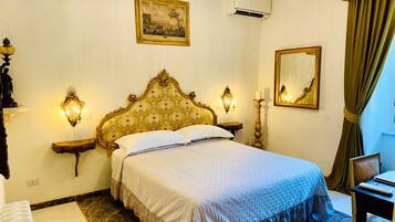 Luxe tweepersoonskamer, uitzicht op binnenplaats | Een kluis op de kamer, een bureau, een laptopwerkplek