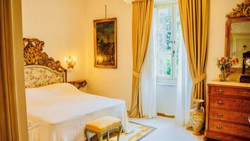 Chambre Double Luxe, vue ville | Salle de bain | Douche, sĂšche-cheveux, peignoirs, chaussons