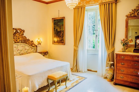 Luxury Double Room, City View | Bathroom | Shower, hair dryer, bathrobes, slippers. La Casa Di Agartha