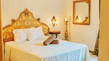 Luxe tweepersoonskamer, uitzicht op binnenplaats | Een kluis op de kamer, een bureau, een laptopwerkplek