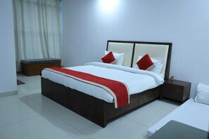 1 bedroom, desk, laptop workspace, iron/ironing board - Sanskaram Stays By GRB (Greater Noida)